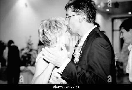 Pologne, Lodz, invités du mariage dancing at party (B&W) Banque D'Images
