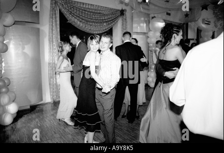 Pologne, Lodz, invités du mariage dancing at party (B&W) Banque D'Images