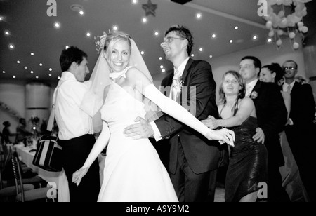 Pologne, Lodz, invités du mariage à partie (B&W) Banque D'Images