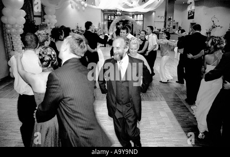 Pologne, Lodz, invités du mariage à partie (B&W) Banque D'Images
