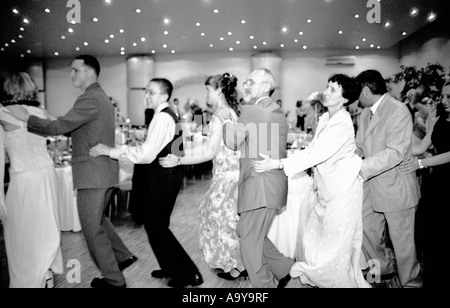 Pologne, Lodz, invités du mariage à partie (B&W) Banque D'Images
