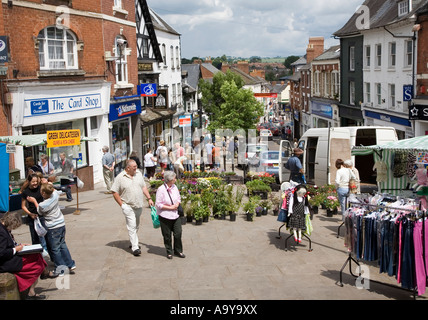 Rue principale avec les étals de marché Ross on Wye Herefordshire Angleterre UK Banque D'Images