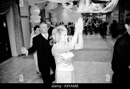 Pologne, Lodz, invités au mariage la danse de partie (B&W) Banque D'Images