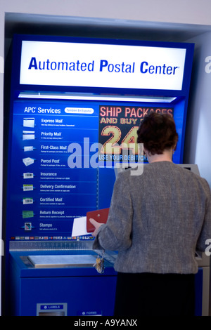 Femme à l'aide du centre postal automatisé Banque D'Images