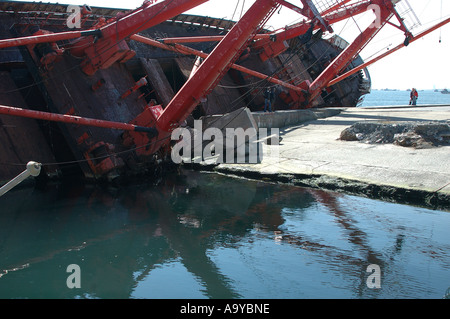 La moitié d'un navire coulé à un quai avec reflet de la mâture montrant dans l'eau Banque D'Images