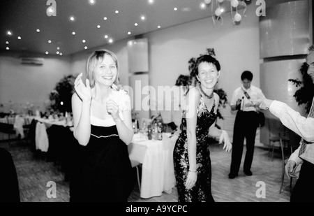 Pologne, Lodz, invités du mariage à partie (B&W) Banque D'Images