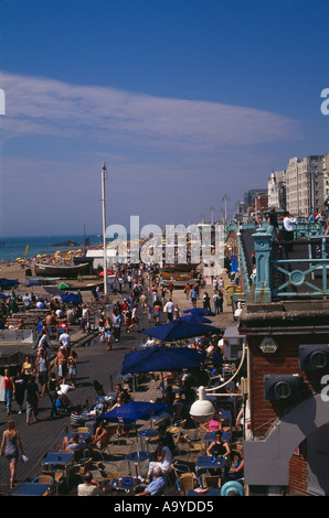À la promenade le long de la Basse vers de Brighton Hove dans l'East Sussex en Angleterre Banque D'Images