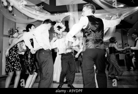 Pologne, Lodz, invités du mariage dancing at party (B&W) Banque D'Images