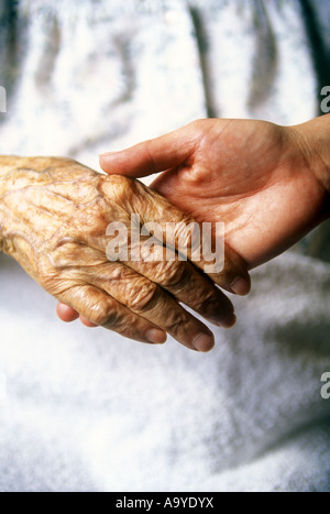 CLOSE UP DE 95 ET 40 ANS, LES FEMMES SE TENANT LA MAIN Banque D'Images