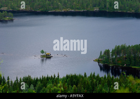 Chalet en bois sur petite île au lac Tinnsjø Nododden, Telemark, Norvège Banque D'Images