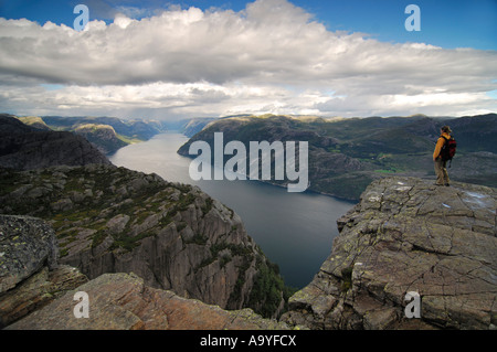 Randonneur sur ci-dessus, la Norvège Preikestolen Lysefjord Banque D'Images