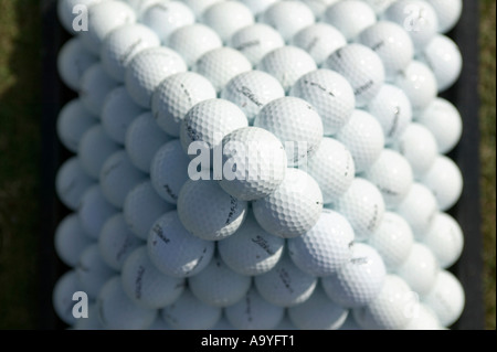 Des balles de golf dans une pyramide sur un practice. Banque D'Images