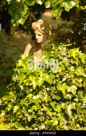 Pound Hill House et jardins en West Kington Wiltshire UK Une statue classique mai 2005 Banque D'Images