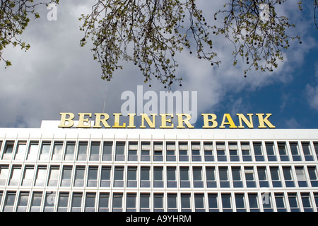 L'écriture de la Berliner Bank, sur un toit de maison, Berlin, Germany, Europe Banque D'Images