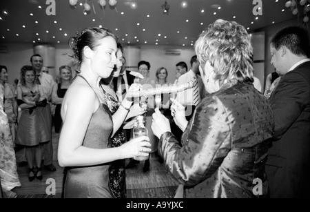 Pologne, Lodz, vous pourrez jouer à la fête de mariage (B&W) Banque D'Images