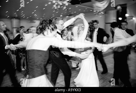Pologne, Lodz, vous pourrez danser au mariage (B&W) Banque D'Images