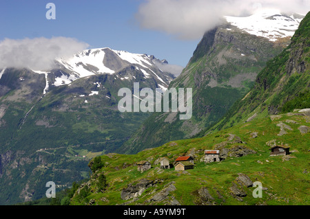 Les refuges de montagne au-dessus du fjord de Geiranger, Norvège Banque D'Images