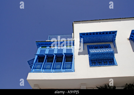 Une scène de rue typique dans le Village Tunisien de Sidi Bou Said village blanc bleu nr Tunis Tunisie Banque D'Images