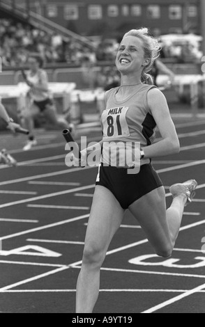 Katharine Merry gagner comme partie de l'équipe de relais à Warwickshire 1991 anglais dans les écoles d'athlétisme, Stoke, UK Banque D'Images