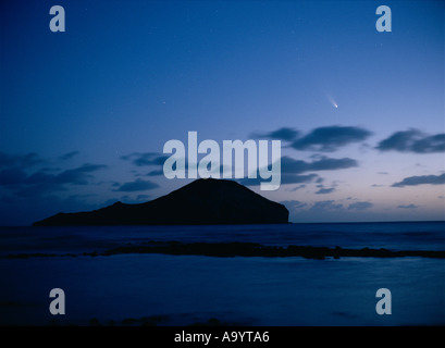 La comète Hale Bopp vu sur Rabbit Island Île Manana dans aube Oahu Hawaii Banque D'Images