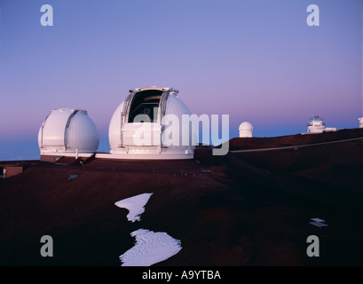 Les deux télescopes Keck à Mauna Kea crépuscule soir Hawaii Observatoire Banque D'Images