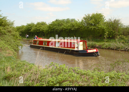 Barge rouge sur le canal près de Coventry Bedworth dans les Midlands de l'ouest de l'Angleterre Banque D'Images