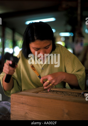Femme thaïlandaise faire meubles en teck Banque D'Images