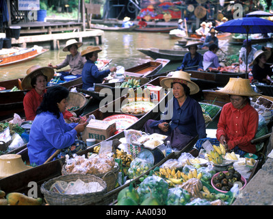 Thai vendeurs au marché flottant de Damnoen Saduak situé juste en dehors de Bangkok, Thaïlande Banque D'Images