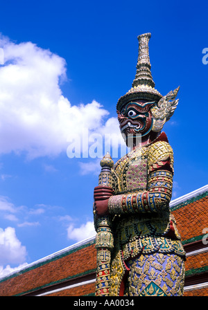 Ornate Temple Guardian statue géante tenant un sabre au Wat Phra Kaew, temple du Bouddha Émeraude complexe, Bangkok, Thaïlande avec ciel bleu Banque D'Images