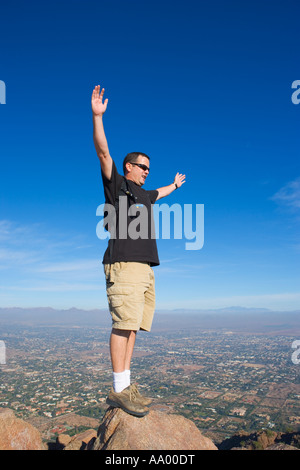 L'homme triomphant au sommet avec vue sur la montagne Camelback, Scottsdale Paradise Valley, Sisters Mountain, et au-delà de montagnes McDowell Banque D'Images