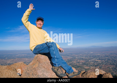 Portrait of happy homme plus âgé au sommet de montagnes Camelback avec vue sur Scottsdale Paradise Valley et McDowell Mountains Phoenix Banque D'Images