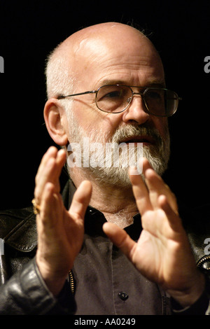 Sir Terry Pratchett fantasy romancier photographié à Hay Festival 2003 Hay-on-Wye Powys Pays de Galles UK Banque D'Images