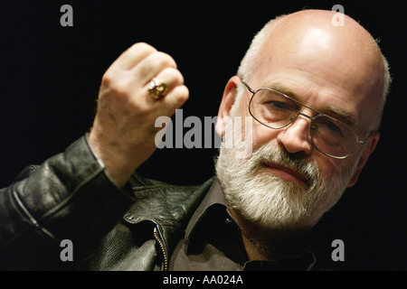 Sir Terry Pratchett fantasy romancier photographié à Hay Festival 2003 Hay-on-Wye Powys Pays de Galles UK Banque D'Images