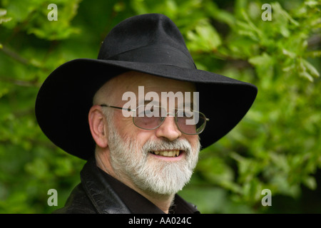 Sir Terry Pratchett fantasy romancier photographié à Hay Festival 2003 Hay-on-Wye Powys Pays de Galles UK Banque D'Images