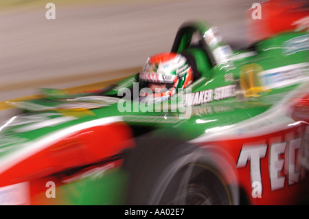 Adrian Fernandez sort de son stand fort à la Cleveland 2003 Grand Prix Banque D'Images