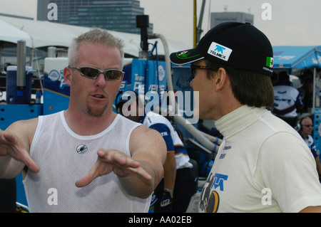 Paul Tracy et Adrian Fernandez parler à la Cleveland 2003 Grand Prix Banque D'Images