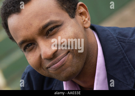 Né en Somalie La journaliste et auteur Rageh Omaar photographié à Hay Festival 2003 Hay-on-Wye Powys Pays de Galles UK Banque D'Images