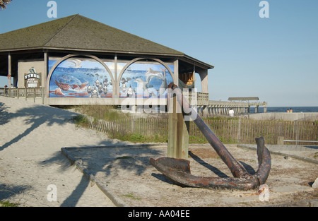 Tybee Island Pavilion et Pier s'étendant dans l'océan Atlantique au lever du soleil, Savannah, Géorgie, États-Unis. Banque D'Images