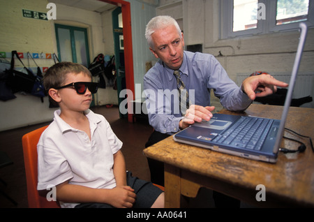 Les enfants de l'école ayant l'oeil de Londres test informatisé Banque D'Images