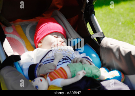 La Pologne, baby girl (3-6 mois) à coucher dehors Banque D'Images