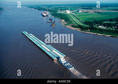 Agriculture - barges à grains et un remorqueur naviguer sur le Mississippi jusqu'à un terminal céréalier / Louisiane, Etats-Unis. Banque D'Images