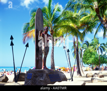 DUKE PAOA KAHANAMOKU STATUE (©JAN GORDON FISHER 1990) TENANT HAWAIIAN LEIS WAIKIKI BEACH HONOLULU OAHU HAWAII USA Banque D'Images