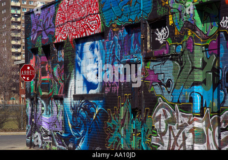 Un mur dans un graffitied côté Montréal Street Banque D'Images