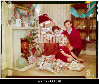 Noël en famille 1960 Banque D'Images