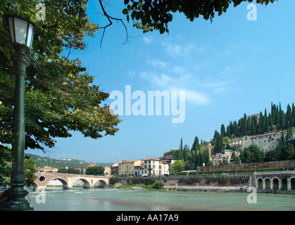 Adige et le Ponte Pietra, Vérone, Vénétie, Italie Banque D'Images