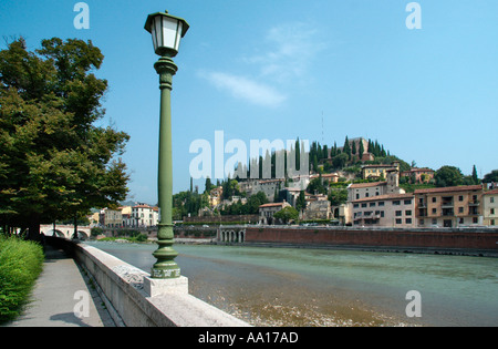 Adige avec le Ponte Pietra dans la distance, Vérone, Vénétie, Italie Banque D'Images