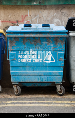 Pour les boîtes de recyclage skip to Banque D'Images