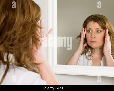 Femme au miroir Banque D'Images