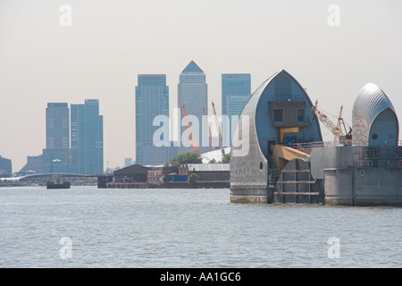 La Thames Flood Barrier in Greenwich London Angleterre et Canary Wharf Docklands derrière Banque D'Images