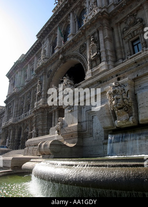 Fontaine en face du palais de justice - Palazzo di Giustizia, Rome, Italie Banque D'Images